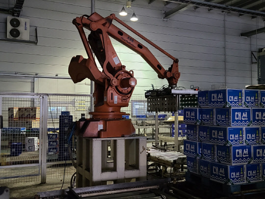 대선주조 생산라인에 도입된 다관절 로봇     포스코ICT 제공